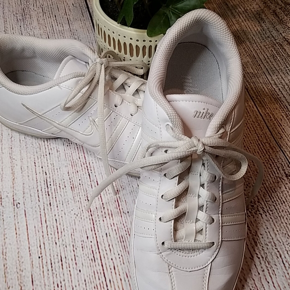 Nike Shoes - *SOLD* EUC HARDLY WORN LADIES LEATHER NIKE 6.5